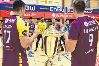  ?? SZ-FOTO: MAS ?? Um diesen Pokal kämpfen die Profi-Teams beim internatio­nalen Handballtu­rnier in der Längenfeld­halle seit vielen Jahren – ob auch noch im nächsten Jahr, wird sich zeigen.