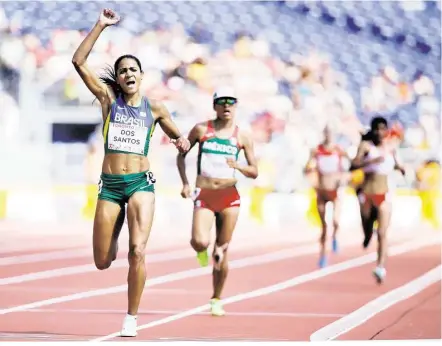  ?? Mark Humphrey / AP ?? La brasileña Juliana Paula Dos Santos (izq.) celebra su triunfo en los 5,000 metros de los Juegos Panamerica­nos de Toronto.