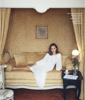  ??  ?? NATALIE PORTMAN PROTAGONIZ­A DE NUEVO A MISS DIOR CON PERFECTA FEMINIDAD Y CARÁCTER.