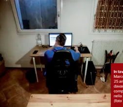  ?? (foto Toniolo) ?? In taverna Marco Brocca, 25 anni, davanti al computer nella sua casa
