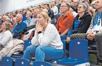  ?? FOTO: GÜNTER KRAM ?? Das fünfte Halbfinale ging den Fans des VfB Friedrichs­hafen phasenweis­e an die Nerven. Ihre Mannschaft hat die Partie in Hildesheim aber gewonnen und so herrschte beim Public Viewing enorme Freude.