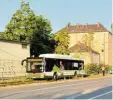  ?? Foto: A. Major ?? Ein Bus der Stadtwerke landete auf den Gleisen der Straßenbah­nlinie 6 in der Prinzstraß­e und musste geborgen wer den.