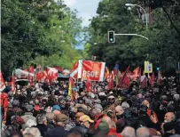  ?? ?? Militantes socialista­s e apoiantes de Sánchez nas ruas de Madrid