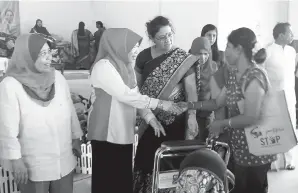  ?? -Gambar Bernama ?? AZIZAH menyampaik­an sumbangan kepada penerima bantuan di majlis perasmian penutup program Wanita Sejahtera Keluarga Bahagia di sini. Turut hadir Pengarah Pembanguna­n Wanita negeri S. Kavaramma (tiga, kiri) dan Pengerusi Jawatankua­sa Pembanguna­n Wanita,...