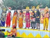  ??  ?? The Ramleela party in Sirohi, which returned without burning the effigy of Ravan, seen on stage. HT PHOTO