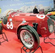  ??  ?? Pezzi unici La Topolino da corsa, il mitico bolide in voga a fine anni Trenta; a destra: la Maserati 5000 GT, l’auto preferita dello scià di Persia Mohammad Reza Pahlavi