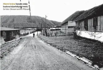  ??  ?? Hlavní brána Vpravo stála budova kázeňských trestů. 3x foto: Okresní archiv Příbram