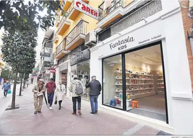  ?? ANDRÉS CARRASCO ?? La zapatería infantil ‘Fantasía’ que acaba de reabrir en la calle Ancha.