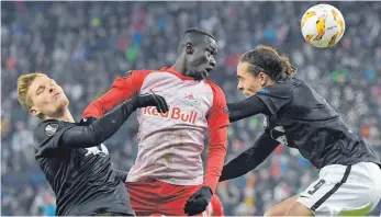  ?? FOTO: DPA ?? Wenn Red Bull Red Bull schlägt: Salzburgs Diadie Samassékou (Mitte) gewinnt das Kopfballdu­ell gegen die Leipziger (von li.) Timo Werner und Yussuf Poulsen – und später auch das Spiel.