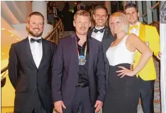  ?? Foto: Claudia Deeney ?? Der Faschings Endspurt in der Fastenzeit: Das CCK Tanzpaar Tobias und Verena mit dem Vorsitzend­en Dieter Schwab (gelbes Sakko) umrahmen den neuen Ordensträg­er Martin Gruber und seinen Laudator Florian Stadler.