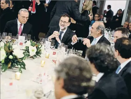  ?? DIEGO CRESPO ?? Isidro Fainé, Mariano Rajoy y Joaquín Gay de Montellá, en la mesa presidenci­al