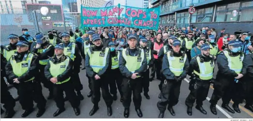  ?? ROBERT PERRY / EFE ?? Activistas ambientale­s participan­do ayer en una protesta durante la Conferenci­a de las Naciones Unidas sobre el Cambio Climático en Glasgow.