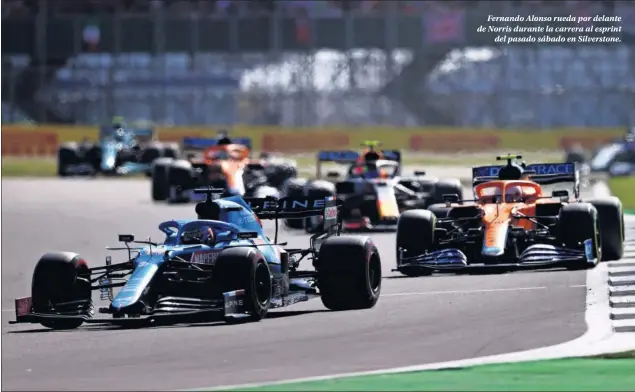  ??  ?? Fernando Alonso rueda por delante de Norris durante la carrera al esprint del pasado sábado en Silverston­e.