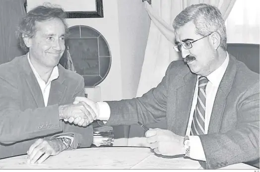  ?? M. G. ?? Joaquín Arespacoch­aga sellando la venta de Sancti Petri con el alcalde de Chiclana en 2002.
