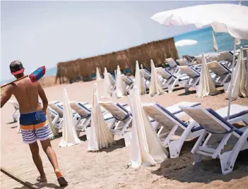  ?? FOTO: DPA ?? Der Strand an der Küste von Antalya in dieser Woche: Viele Touristen bleiben wegen der politische­n Spannungen in diesem Jahr den türkischen Urlaubszen­tren fern.
