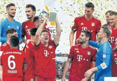  ?? REUTERS ?? Bayern Munich’s Robert Lewandowsk­i lifts the German Super Cup trophy.