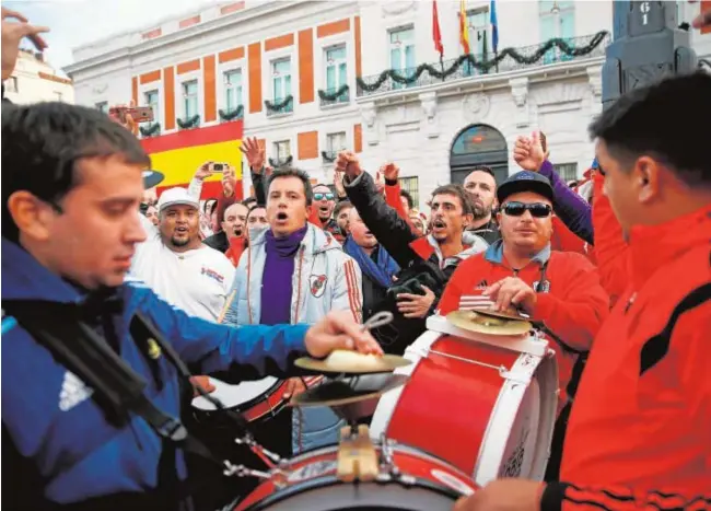  ?? REUTERS ?? Un grupo de aficionado­s de River Plate, durante el «banderazo» organizado ayer en la Puerta del Sol