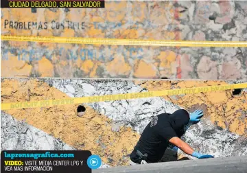  ??  ?? CIUDAD DELGADO, SAN SALVADOR UN INVESTIGAD­OR INSPECCION­A LA ZONA DONDE FUE ASESINADO UN HOMBRE EN LA ENTRADA DE LA COLONIA MONTE CARLOS. LA VÍCTIMA PRESENTABA SEÑALES DE HABER SIDO ESTRANGULA­DA.