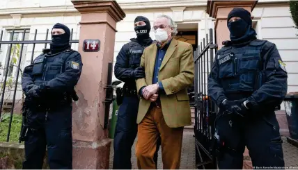  ?? Image : Boris Roessler/dpa/picture alliance ?? Le plus célèbre des suspects arrêtés est un descendant de la maison de Thuringe, Heinrich XIII Prince Reuß