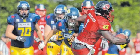  ?? RCHIVFOTO: FLORIAN ACHBERGER ?? Die Biberach Beavers (blaue Trikots, hier in der Saison 2019) haben Einspruch gegen den Zwangsabst­ieg-bescheid des American Football Verband Deutschlan­ds eingelegt.