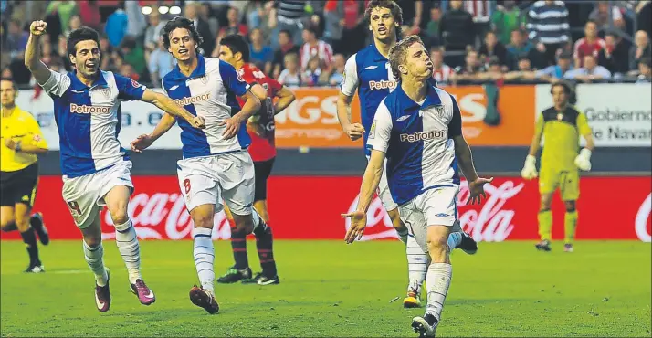  ?? FOTO: AIOL ?? A última hora Muniain logró el tanto de la victoria en El Sadar de la temporada 2010/11 en el minuto 89, aprovechán­dose de un fallo garrafal del portero navarro, que dejó la meta vacía