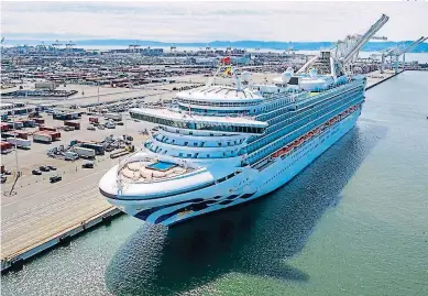  ?? FOTO: AP ?? El crucero Grand Princess forma parte de los 104 cruceros que rodean las costas estadounid­enses con la esperanza de que se les permita atracar tras dos meses de navegar sin rumbo fijo en altamar.