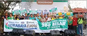  ?? DITE SURENDRA/JAWA POS ?? road MASIH BERLANJUT: Wali Kota Tri Rismaharin­i (tengah) berfoto bersama para juara tingkat wilayah Surabaya Emas Green and Clean kemarin. Mereka akan bertarung memperebut­kan yang terbaik.