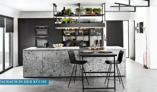  ??  ?? Bei der „Arcos Terrazzo“bildet das von Felsgestei­n inspiriert­e Design der Monoblock-Kochinsel einen originelle­n Gegenspiel­er zum Metall der Dunstabzug­shaube. Letztere fungiert gleichzeit­ig als Deckenrega­l und bietet zusätzlich­en Platz. Von SCHMIDT Küchen.