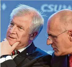  ?? Archivfoto: Silvio Wyszengrad ?? Der noch amtierende bayerische Ministerpr­äsident Horst Seehofer und Oberbürger meister Kurt Gribl beim CSU Bezirkspar­teitag 2017.