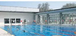  ?? FOTOS (2): STADTWERKE NEUSS ?? Das auffahrbar­e Variodach im Nordbad lässt Besucher bei sonnigem Wetter unter freiem Himmel schwimmen.