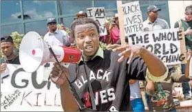  ?? RICHARD ELLIS/GETTY ?? Demonstrat­ors in North Charleston, S.C., rally at City Hall on Wednesday to protest the shooting death of motorist Walter Lamer Scott by police Officer Michael Thomas Slager.