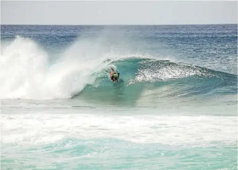  ?? FOTO: GENTILEZA V. DIAZ ?? La especialis­ta chilena Valentina Díaz enfrenta las olas de Hawai.