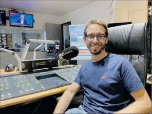  ??  ?? Loïc Escorihuel­a, animateur du 10h-13h sur Littoral FM