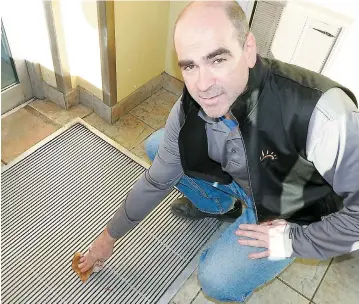  ??  ?? Le directeur du commerce, Ghyslain Proteau, s’affairait hier à nettoyer le plancher à l’endroit où l’animal a été abattu par la police.