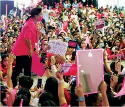  ?? ?? STAND OUT – Presidenti­al candidate Vice President Leni Robredo talks to a huge group of enthusiast­ic supporters waving pink balloons and placards at her Ozamiz City People’s Rally at the Misamis University Covered Court in Ozamiz City on Thursday, May 5, 2022. (VP Leni Media Bureau)