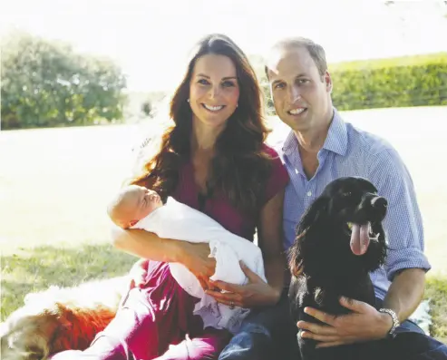  ?? Michael Middleton / WPA Pool / Gett y Imag es ?? Catherine, Duchess of Cambridge, and Prince William pose with their son George and English cocker spaniel Lupo
in 2013. The pooch was a wedding present from the Duchess’s younger brother James.
