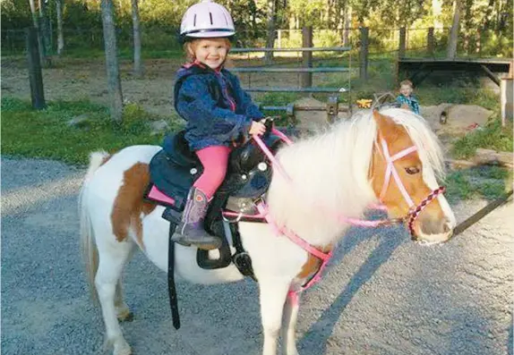  ??  ?? Miley Gauthier, 4 ans, avait été initiée à l’équitation dès l’âge de 2 ans par sa mère. Elle est décédée lorsque son père a reculé sur elle par accident avec une camionnett­e dimanche, sur le terrain de leur résidence de Saint-Élie-de-Caxton, en Mauricie.