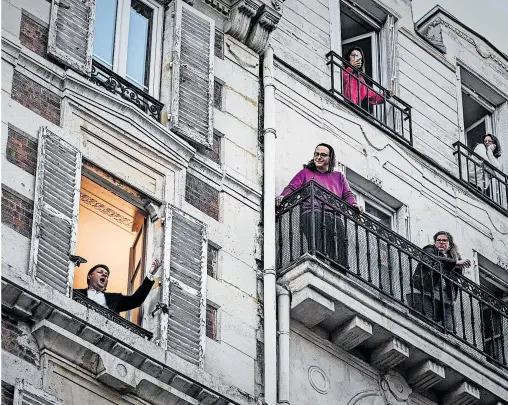  ?? [ IAPA ] ?? Singen gegen die Krise und etwas Freude im isolierten Alltag: In Paris singt ein Tenor „O sole mio“für seine Nachbarn.