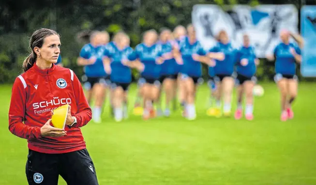  ?? Archivfoto: Thomas F. Starke ?? Arminias Trainerin Annabel Jäger bereitet zusammen mit Torsten Schäfer, dem sportliche­n Leiter des DSC, die nächste Saison vor.