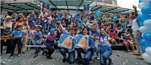  ??  ?? AHLI Kelab Bayi Drypers bergambar bersama Pengarah Jualan Vinda Marketing (M) Sdn Bhd Yapp Pau Ling (kiri) dan Evelyn (tengah).