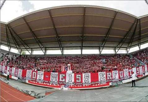  ??  ?? Die Südtribüne, auf der die Rot-weiß-fans gegen Halle standen, ist zu einem Großteil fertig. Doch dahinter wird noch kräftig gebaut. Foto: Sascha Fromm