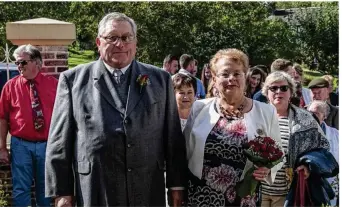  ??  ?? Régis Dubois, premier adjoint, était très honoré de célébrer les noces d’or de Ginette et Michel Coru, son maire.