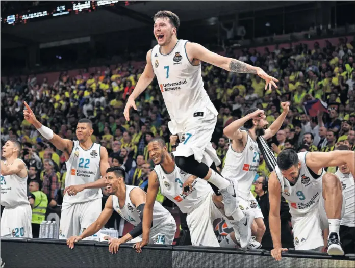  ??  ?? EUFORIA. Luka Doncic, MVP del curso y de la Final Four, salta por los aires para celebrar su primera Euroliga. Sus compañeros también lo celebran.