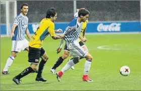  ?? FOTO: LUIS MARI UNCITI ?? Rodellar agarra a Kako Sanz en una acción del partido de ayer