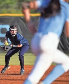  ?? GARY COSBY JR.-TUSCALOOSA NEWS ?? Northside's Kaylee Dunn (22) makes a play on a grounder to second to record an out at Northridge High.