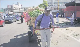  ?? |ARCHIVO ?? Autoridade­s analizan la entrega de beneficios sociales a extranjero­s que residen en Chile