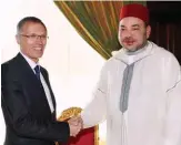  ??  ?? Le patron de PSA, Carlos Tavares, et le roi du Maroc, Mohammed VI, le 19 juin, à Rabat.