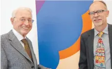  ?? FOTO: MONIKA FISCHER ?? Der Laudator Karl Völter mit Galerielei­ter Andreas Ruess (rechts) vor einem Werk des Künstlers Georg Karl Pfahler.