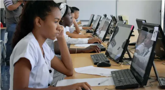  ??  ?? PROCESO. Para la prueba ‘Ser Bachiller’, los estudiante­s con asesoría de sus profesores practican en los simuladore­s de los temas a tratar en el examen.