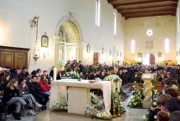  ??  ?? Affollata In chiesa, familiari e amici attorno al feretro di Massimo